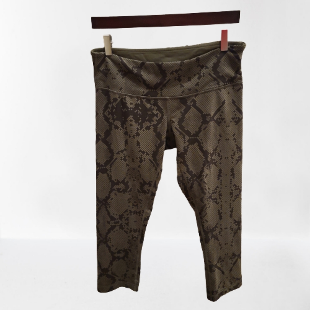 Lululemon capri pants olive green size 8